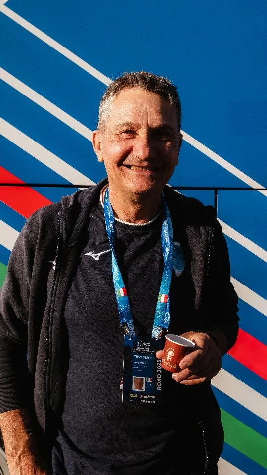 Un caffè con Roberto Amadio ☕️ Agli #Euroroad25 in Francia non si è corso solo per un risultato, ma per costruire un percorso. Con il Team Manager Roberto Amadio, davanti a un caffè @boccadellaverita_official, tiriamo le somme di queste giornate 🇮🇹🚴‍♂️ #nazionaleciclismo🇮🇹