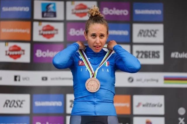 Super @silvia_persico è sempre lì 🌈💙🔝 Suo il bronzo al Mondiale Gravel nel Limburgo 🚴♀️ Un podio che "non è una maglia iridata, ma vale come un titolo", parola del CT @danielepontoni #nazionaleciclismo🇮🇹