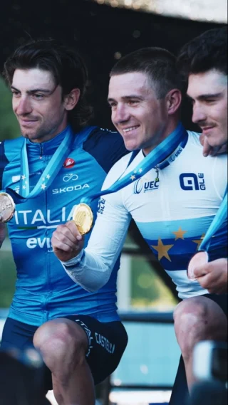 Tra il tifo del pubblico e il clima unico della Slovenia, questo Europeo è stato uno spettacolo dal primo all’ultimo chilometro! Oltre all’oro meraviglioso di Azzurra Ballan, ai podi di Ciccone e Scaroni e alle medaglie delle staffette, c’è stata la bellezza di una squadra unita in un contesto spettacolare. Un’atmosfera che ha fatto risplendere l’Azzurro ovunque! 🚲✨🇮🇹​
