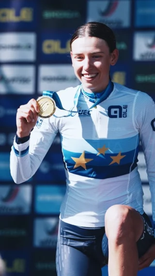 Quella frazione di secondo in cui capisci che è tutto vero. Le braccia sul volto al traguardo, la festa con tutta la squadra subito dopo e poi l’emozione unica di sentire l’Inno d’Italia sul gradino più alto del podio🥇🇮🇹 
Esattamente una settimana fa, @azzurra_ballan ci ha regalato una magia pura che racchiude tutta la bellezza della Maglia Azzurra. 
Brividi! 💙🚴‍♀️