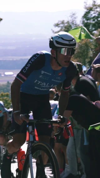 Oltre il rumore del pubblico, oltre la fatica. 🚲
In quel preciso istante, sui tratti più duri, il mondo scompare: rimane solo l’atleta contro la pendenza. Le gambe in massima tensione sui pignoni più agili, ogni goccia di sudore versata con un unico pensiero: onorare i nostri colori. Questo è il ciclismo. Questa è l’Italia. 🇮🇹🔥