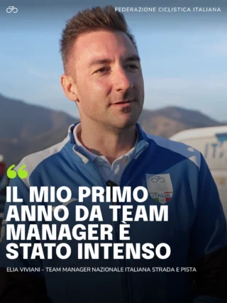 Un anno intenso, tra sfide organizzative, medaglie e una Nazionale sempre pronta a dare battaglia 🇮🇹💙 @eliaviviani traccia un bilancio della sua prima stagione nel ruolo di Team Manager delle Nazionali tra programmazione, crescita del gruppo giovanile e le certezze del settore élite. Un percorso costruito giorno dopo giorno dietro le quinte insieme ai Commissari Tecnici e agli atleti, con lo sguardo già rivolto verso l’orizzonte più grande: il cammino verso i Giochi Olimpici.👉 Scorri per leggere i passaggi chiave dell’intervista