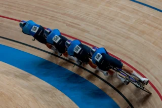 🇮🇹 MONDIALI PISTA – AZZURRI, SUBITO UNA MEDAGLIA GARANTITA!
L’inseguimento a squadre maschile vola in finale per l’oro: Francesco Lamon, Alessio Magagnotti, Jonathan Milan e Filippo Ganna superano la Gran Bretagna e domani sfideranno la Danimarca per il titolo mondiale.
Buone indicazioni anche dalle donne dell’inseguimento, terze nelle qualificazioni e attese dal primo turno contro la Germania. Quarto posto per Martina Fidanza nello scratch, mentre si fermano alle qualificazioni le squadre azzurre del Team Sprint.
Domani si torna in pista. 💙