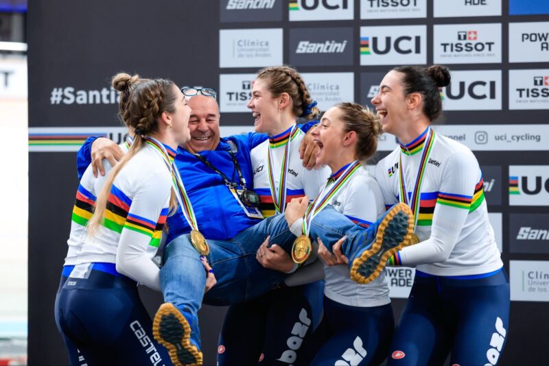 Image for the Tweet beginning: Nella notte italiana il ciclismo