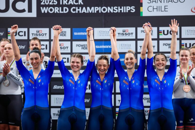 Image for the Tweet beginning: Nella notte italiana il ciclismo