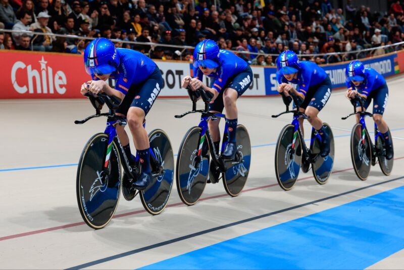 Image for the Tweet beginning: Nella notte italiana il ciclismo