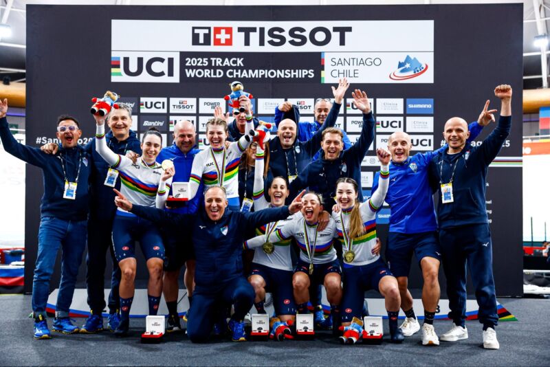 Image for the Tweet beginning: Nella notte italiana il ciclismo